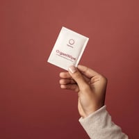 AllMatters OrganiWipes Ontsmettingsdoekjes in hand