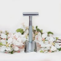 Bambaw Metalen Safety Razor met Standaard tussen bloemen