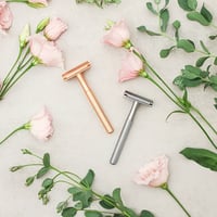 Bambaw Metalen Safety Razor tussen de bloemen