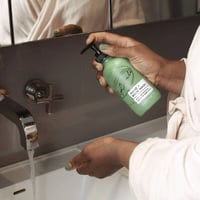 UpCircle Hand en Body Wash met Kiwi Water in gebruik