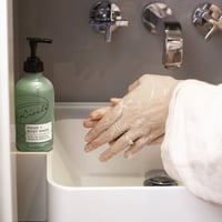 UpCircle Hand en Body Wash met Kiwi Water bij wastafel
