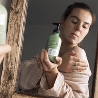 UpCircle Hand en Body Lotion met Bergamot Water in hand