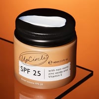 UpCircle Minerale Zonnebrandcrème met Frambozenpitolie SPF 25 met creme op deksel