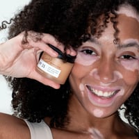 UpCircle Minerale Zonnebrandcrème met Frambozenpitolie SPF 25 op gezicht 1