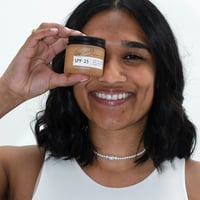 UpCircle Minerale Zonnebrandcrème met Frambozenpitolie SPF 25 op gezicht 2