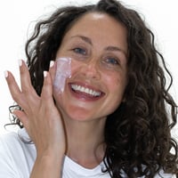 UpCircle Minerale Zonnebrandcrème met Frambozenpitolie SPF 25 op gezicht 3