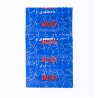 Huzzy condooms uit de verpakking
