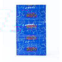Huzzy condooms uit de verpakking