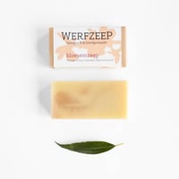 Werfzeep - Bloesemzeep met verpakking en blad