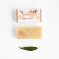 Werfzeep - Bloesemzeep met verpakking en blad