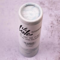We Love The Planet - Natuurlijke deodorant stick - So Sensitive sfeer