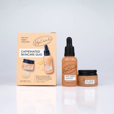 UpCircle Caffeinated Skincare Duo doosje met flesjes naast elkaar